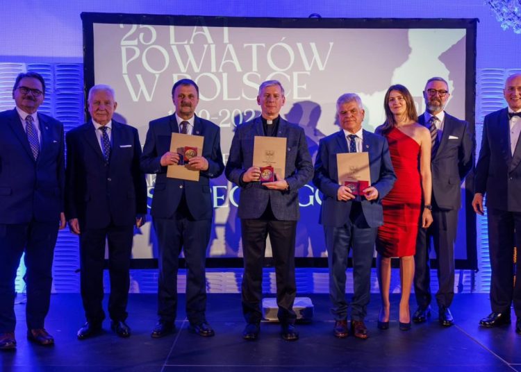 Zasłużeni dla powiatu. Otrzymali wyróżnienia