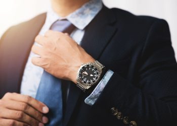 Czy srebrny zegarek pasuje do garnituru?