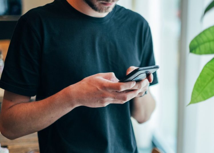 Etykieta w relacjach online — Jak być kulturalnym w cyfrowym świecie?