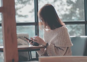 Gaslighting w relacjach — Rozpoznawanie i radzenie sobie z manipulacją emocjonalną