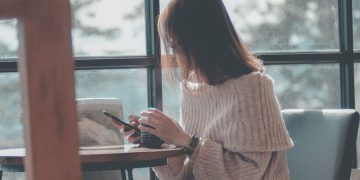 Gaslighting w relacjach — Rozpoznawanie i radzenie sobie z manipulacją emocjonalną