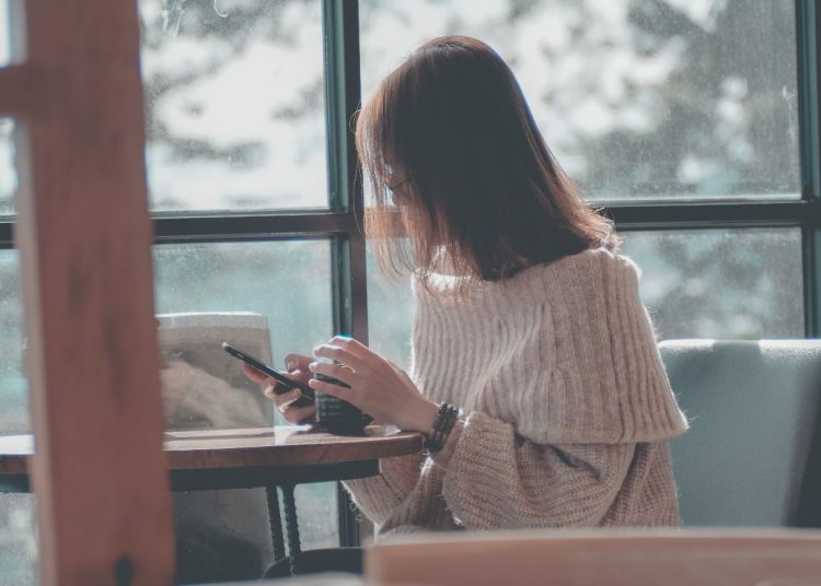 Gaslighting w relacjach — Rozpoznawanie i radzenie sobie z manipulacją emocjonalną