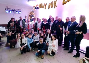 Choinka w Dziedzicach połączona z Dniem Babci i Dziadka