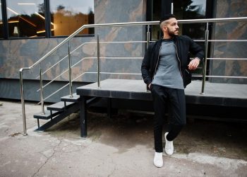 Na scenie i poza nią: czarne jogery męskie w stylizacjach znanych artystów