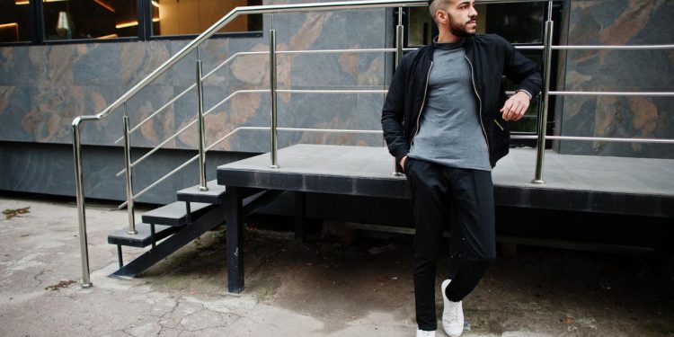 Na scenie i poza nią: czarne jogery męskie w stylizacjach znanych artystów