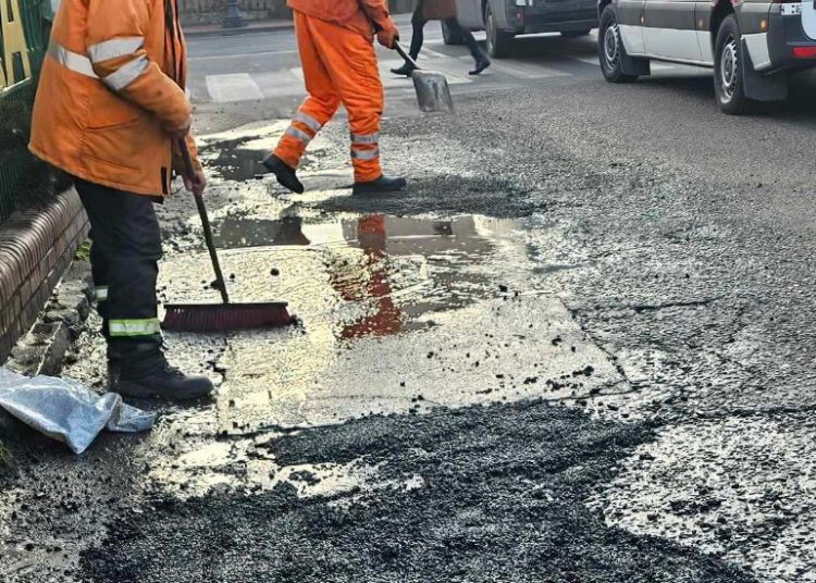 Trwa łatanie dziur po zimie. Ekipa PZD działa