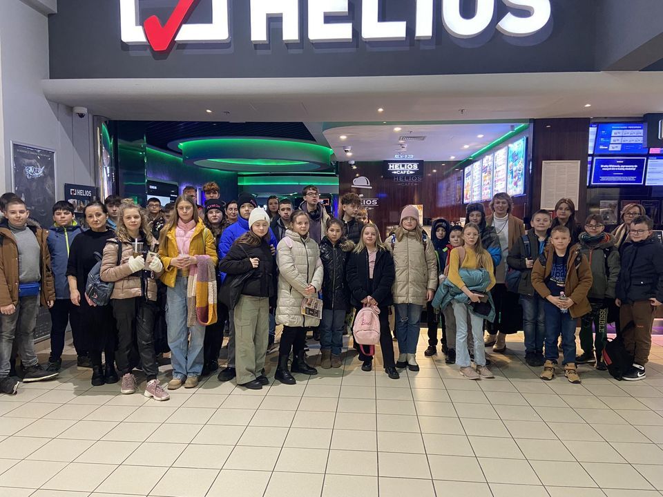 Młodzież z Kowalewa w kinie Helios