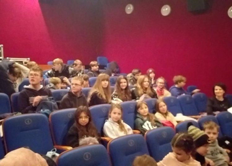 Dzieci z Cienina Zab. w kinie