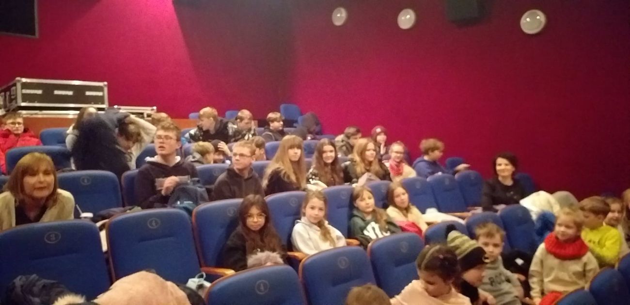 Dzieci z Cienina Zab. w kinie