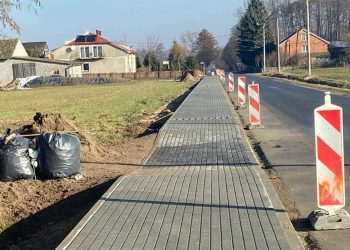 Pogoda sprzyja, praca pali się w rękach. Powstaje chodnik w Hucie Łukomskiej
