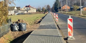 Pogoda sprzyja, praca pali się w rękach. Powstaje chodnik w Hucie Łukomskiej