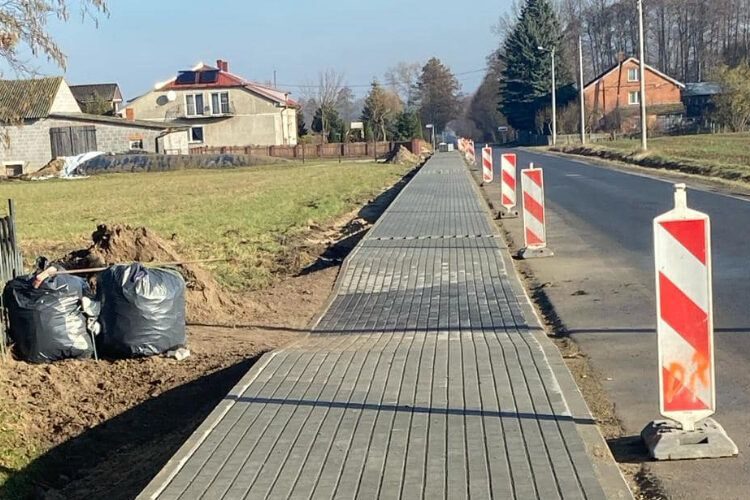 Pogoda sprzyja, praca pali się w rękach. Powstaje chodnik w Hucie Łukomskiej