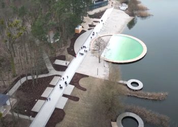 Tłumy ludzi nad jeziorem. Zobacz film