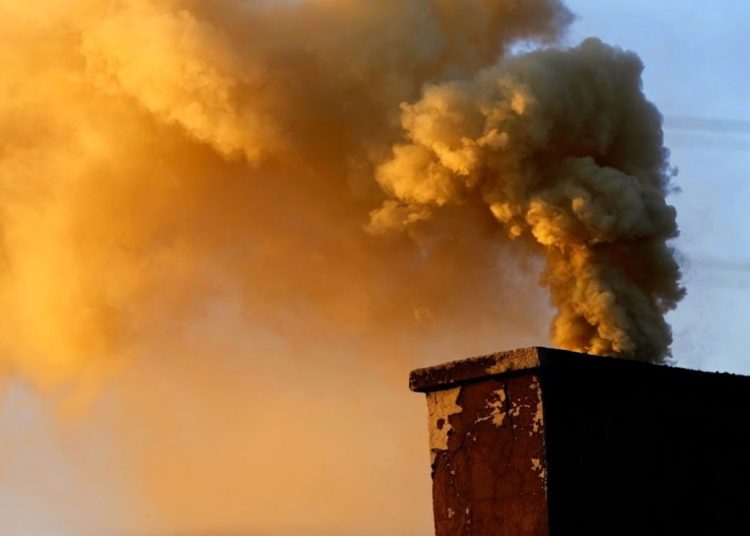 Palą plastikiem na Traugutta? Radna interweniuje