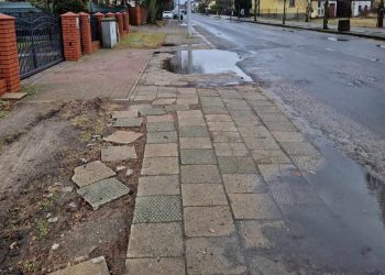 Ten chodnik nie nadaje się do użytku. Radny apeluje