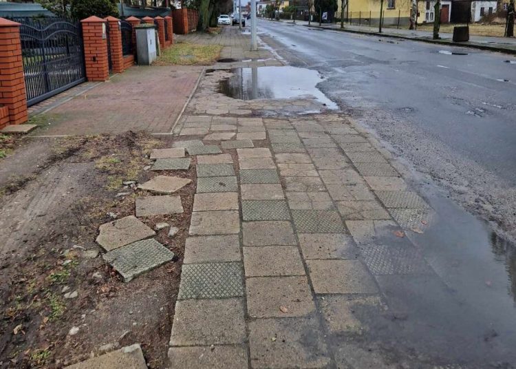 Ten chodnik nie nadaje się do użytku. Radny apeluje