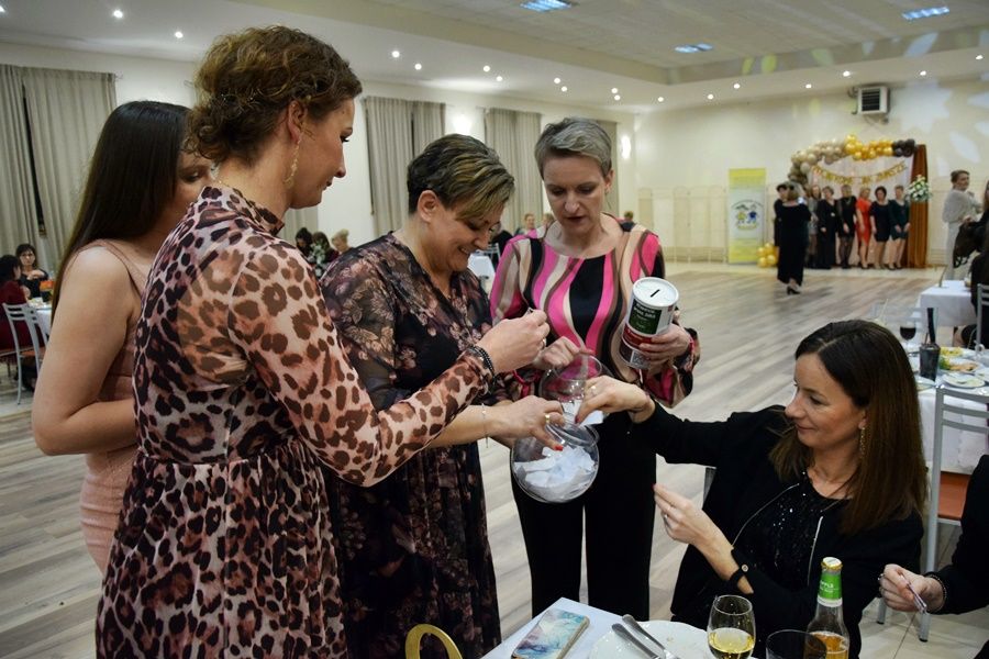 Dzień kobiet w Kornatach. Bawili się i pomagali