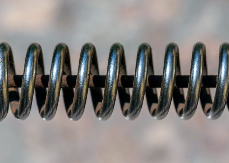 Profesjonalne sprężyny naciągowe – oto kluczowe cechy, po których poznasz dobry produkt