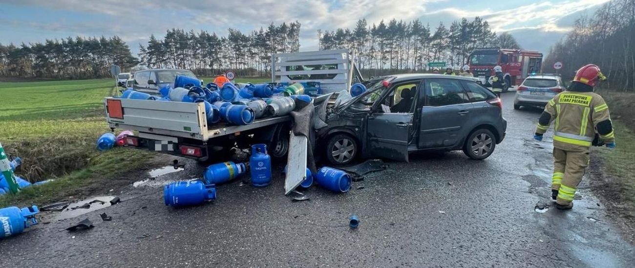 Zderzyły się trzy auta. Butle z gazem na drodze