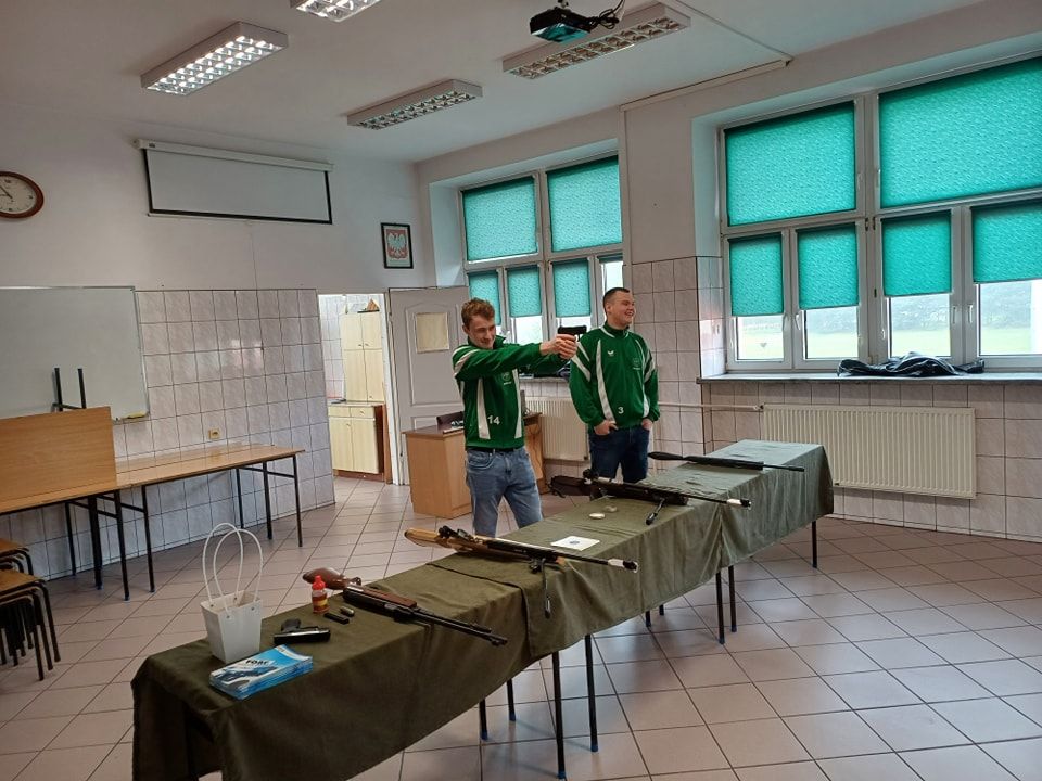 Szkoły gościły ósmoklasistów. W Ekonomiku policjanci, w Liceum żołnierze