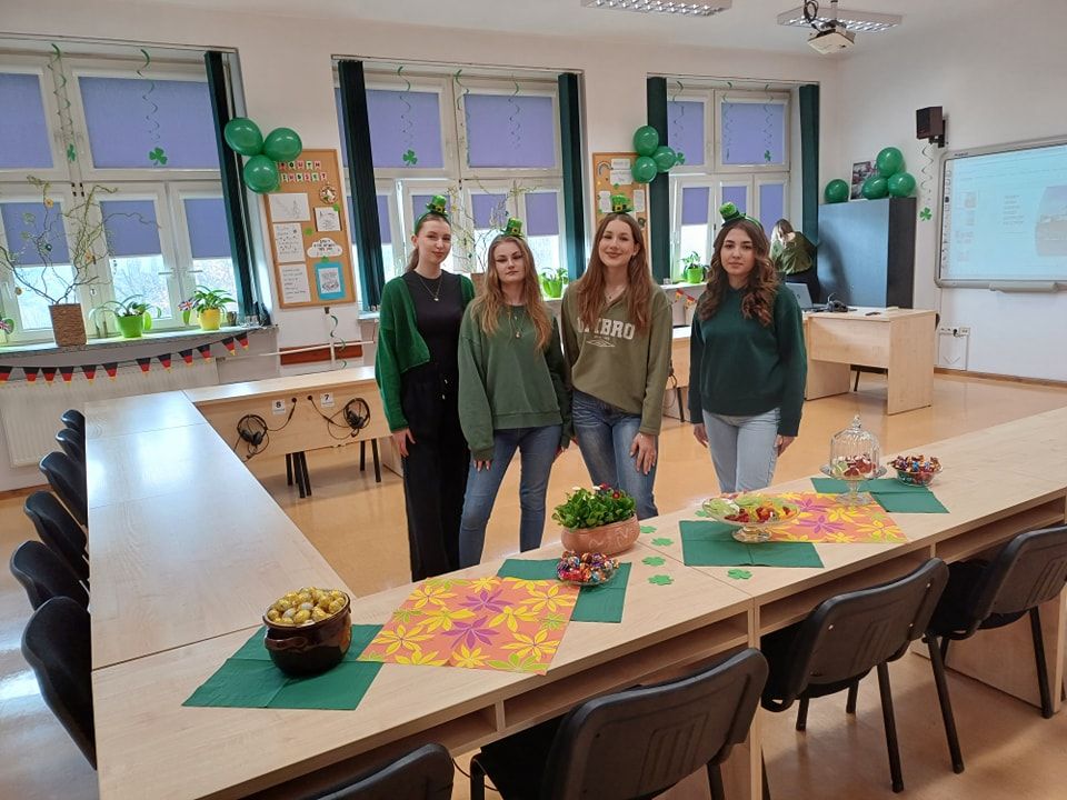 Szkoły gościły ósmoklasistów. W Ekonomiku policjanci, w Liceum żołnierze