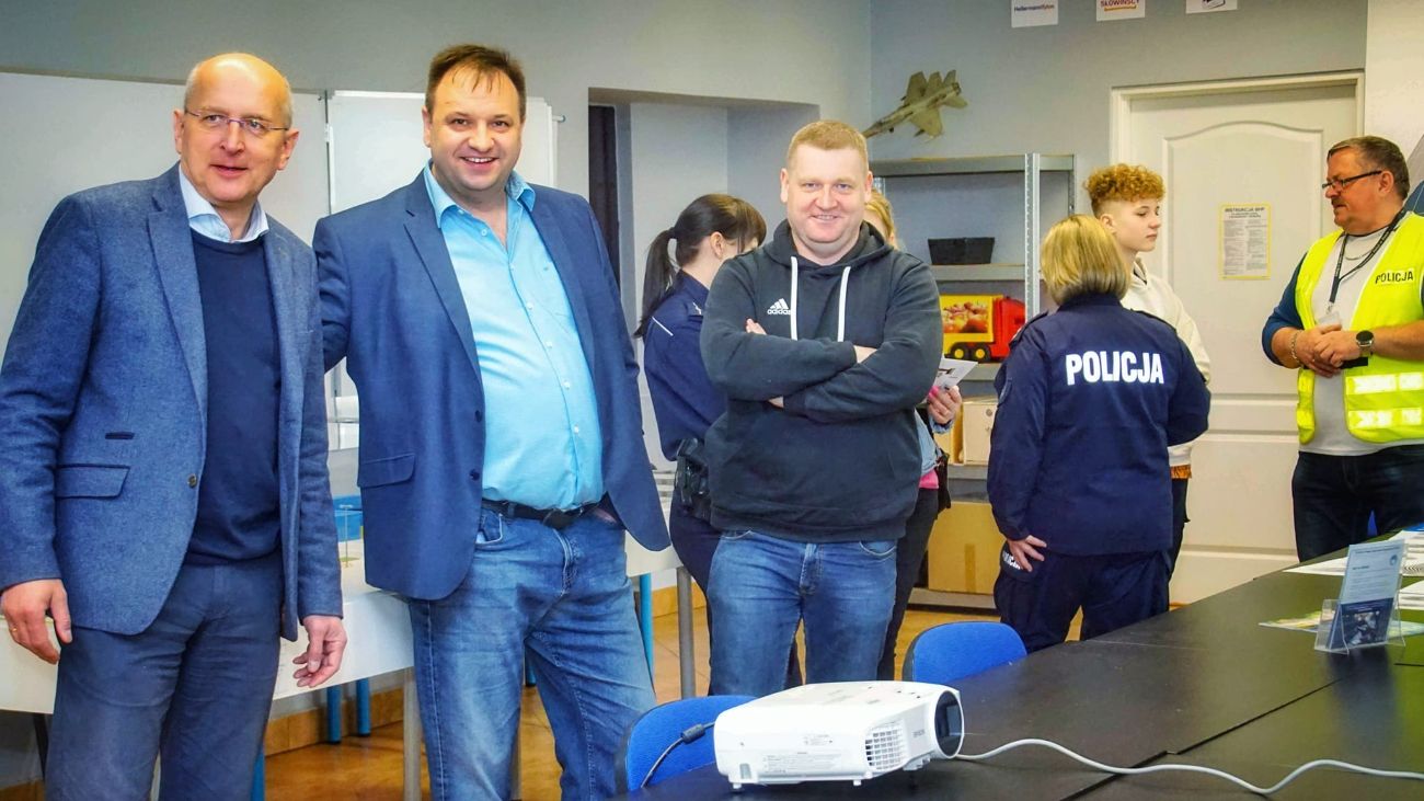 Szkoły gościły ósmoklasistów. W Ekonomiku policjanci, w Liceum żołnierze