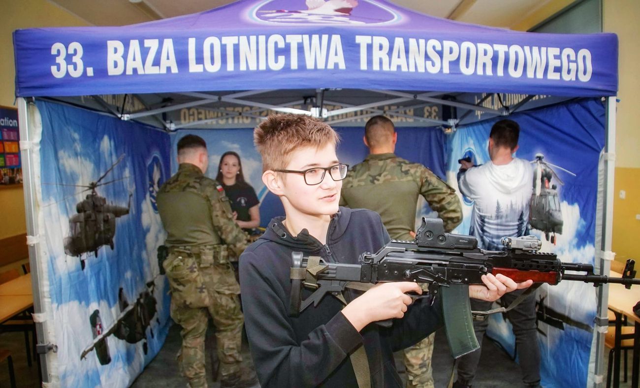 Szkoły gościły ósmoklasistów. W Ekonomiku policjanci, w Liceum żołnierze