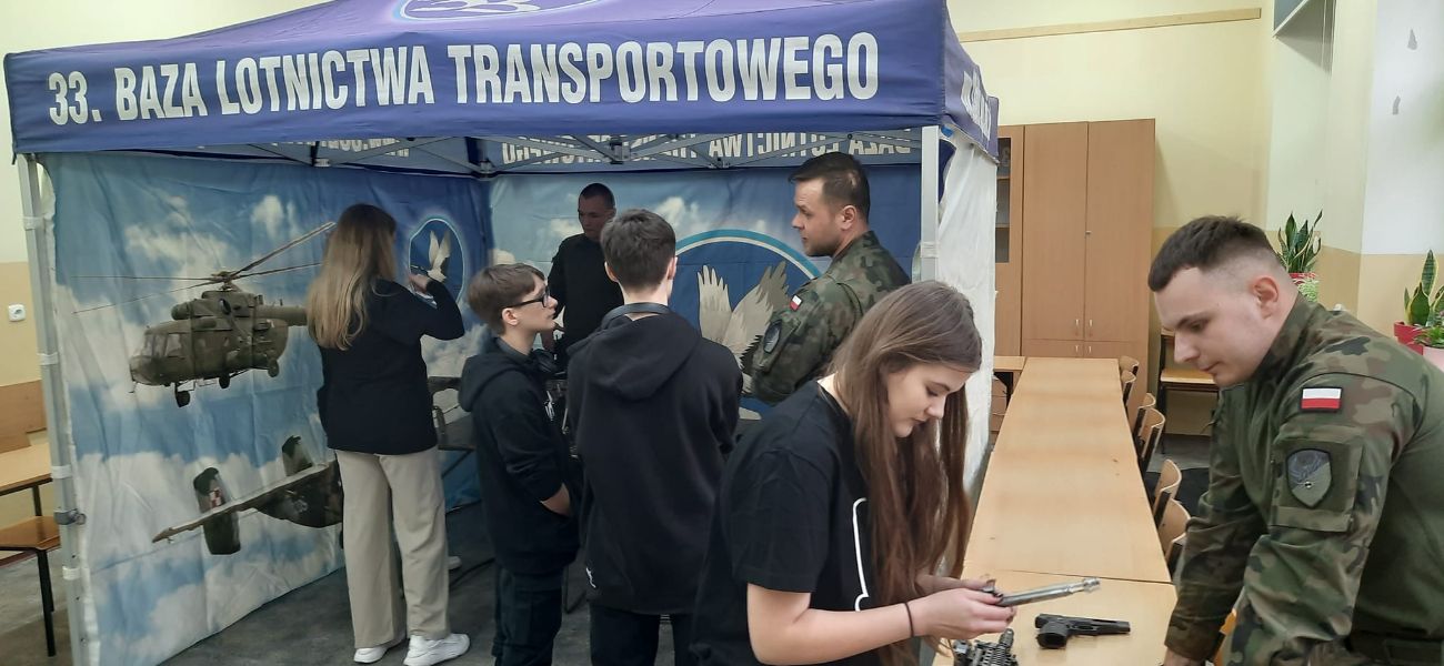 Szkoły gościły ósmoklasistów. W Ekonomiku policjanci, w Liceum żołnierze