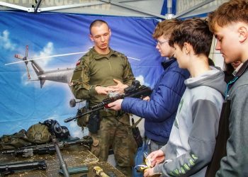 Szkoły gościły ósmoklasistów. W Ekonomiku policjanci, w Liceum żołnierze