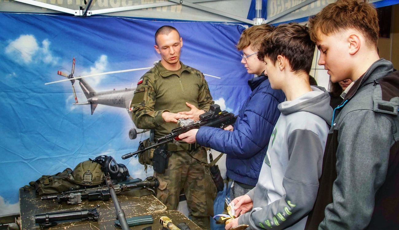 Szkoły gościły ósmoklasistów. W Ekonomiku policjanci, w Liceum żołnierze