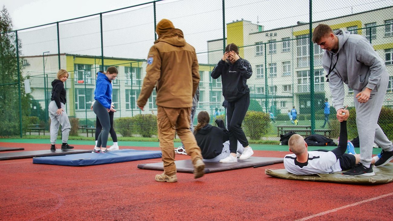 Szkoły gościły ósmoklasistów. W Ekonomiku policjanci, w Liceum żołnierze