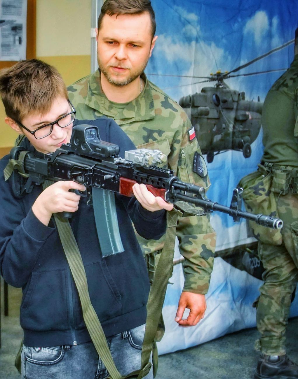 Szkoły gościły ósmoklasistów. W Ekonomiku policjanci, w Liceum żołnierze