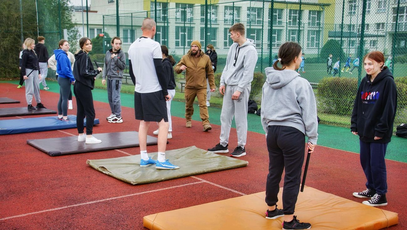 Szkoły gościły ósmoklasistów. W Ekonomiku policjanci, w Liceum żołnierze