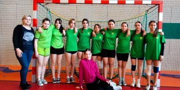 Osiemdziesięciu uczestników, pięć szkół