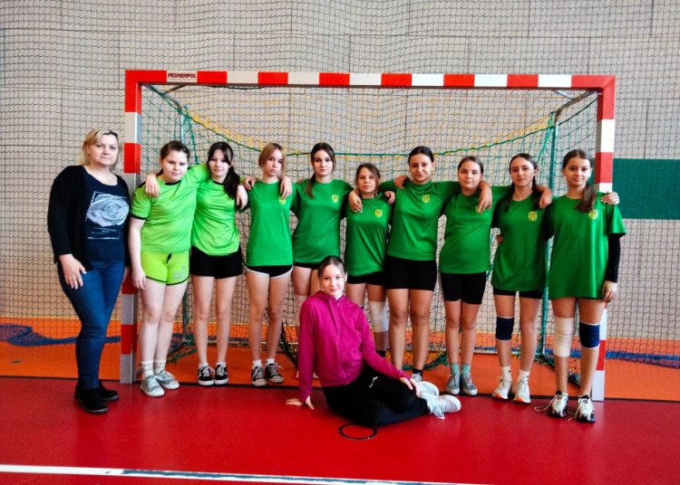 Osiemdziesięciu uczestników, pięć szkół