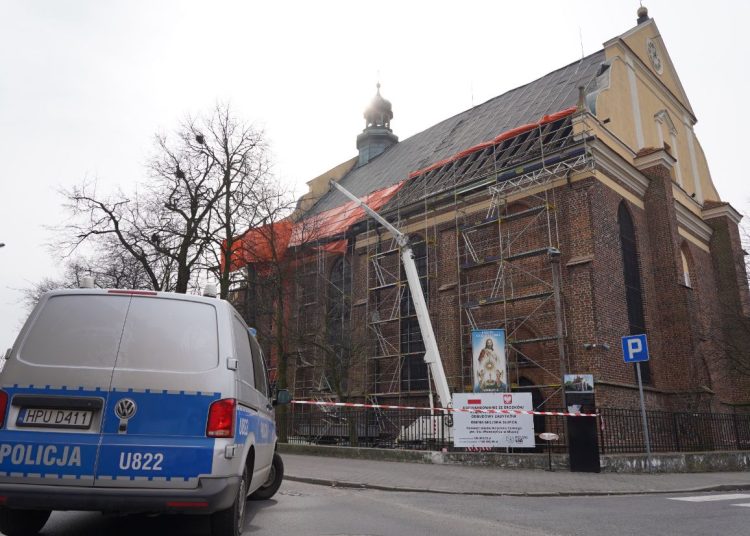 Prace wstrzymane, ulica zamknięta. Akcja służb przy kościele