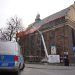 Prace wstrzymane, ulica zamknięta. Akcja służb przy kościele