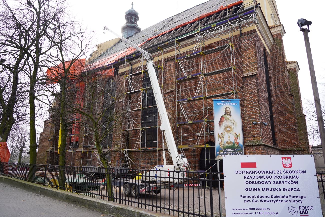 Prace wstrzymane, ulica zamknięta. Akcja służb przy kościele