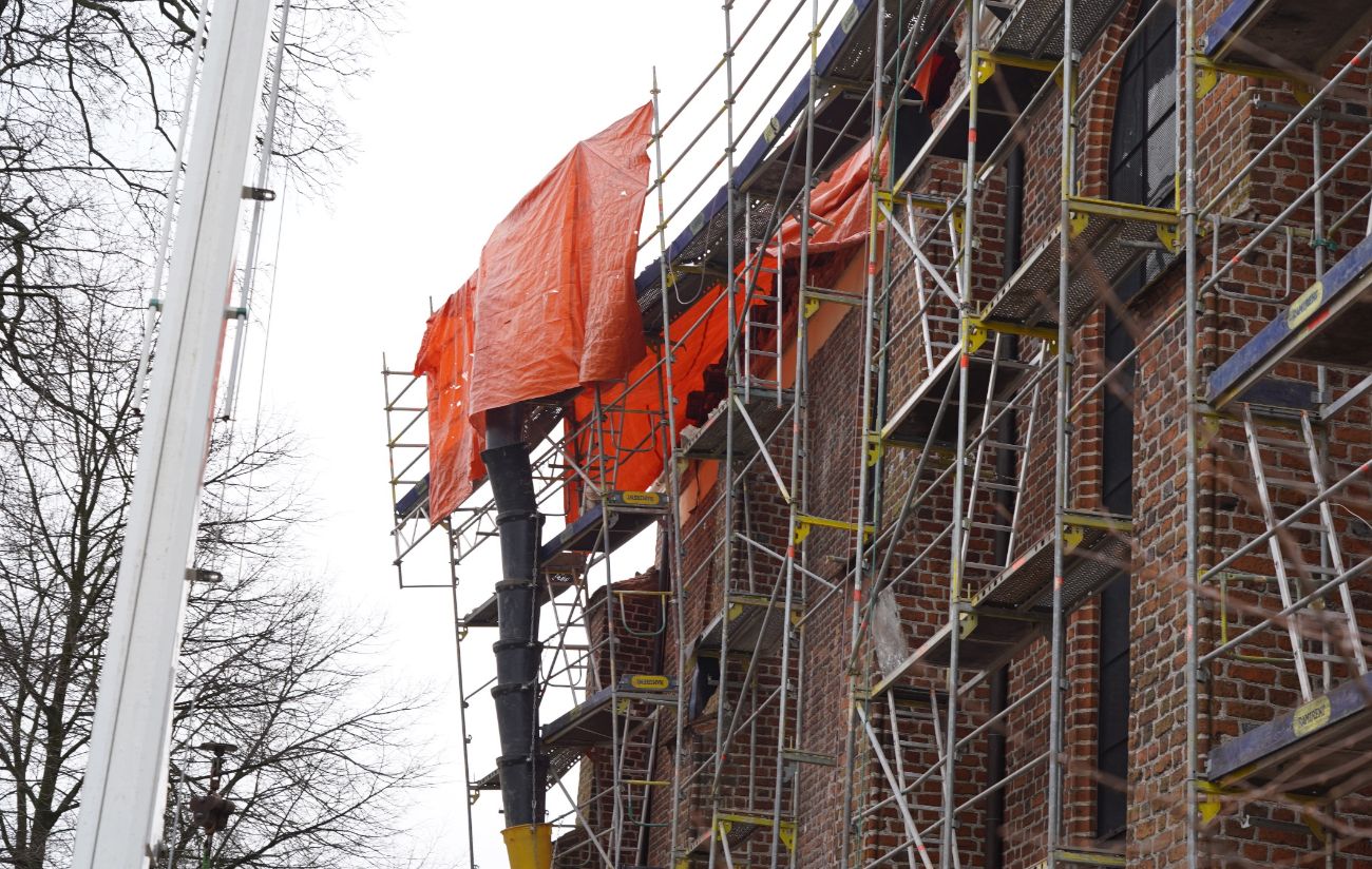 Prace wstrzymane, ulica zamknięta. Akcja służb przy kościele