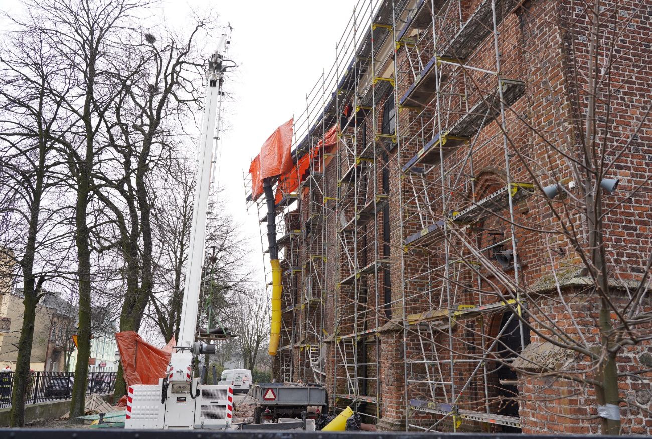 Prace wstrzymane, ulica zamknięta. Akcja służb przy kościele