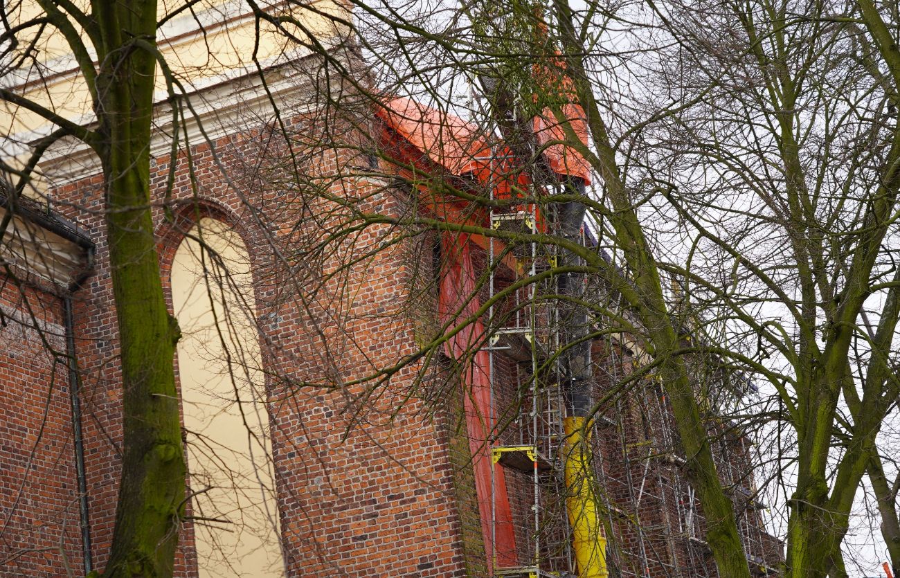 Prace wstrzymane, ulica zamknięta. Akcja służb przy kościele