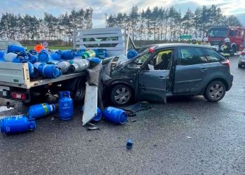 Zderzyły się trzy auta. Butle z gazem na drodze