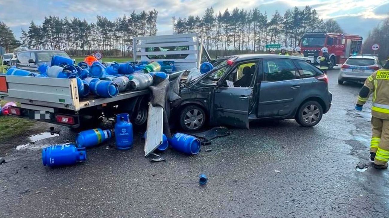 Zderzyły się trzy auta. Butle z gazem na drodze