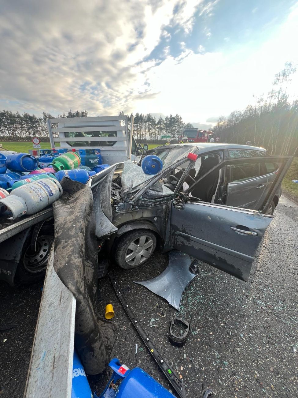 Zderzyły się trzy auta. Butle z gazem na drodze