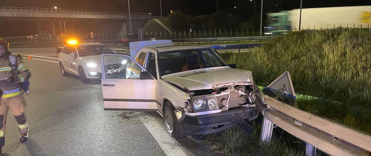 Uderzył w bariery. Jedna osoba w szpitalu