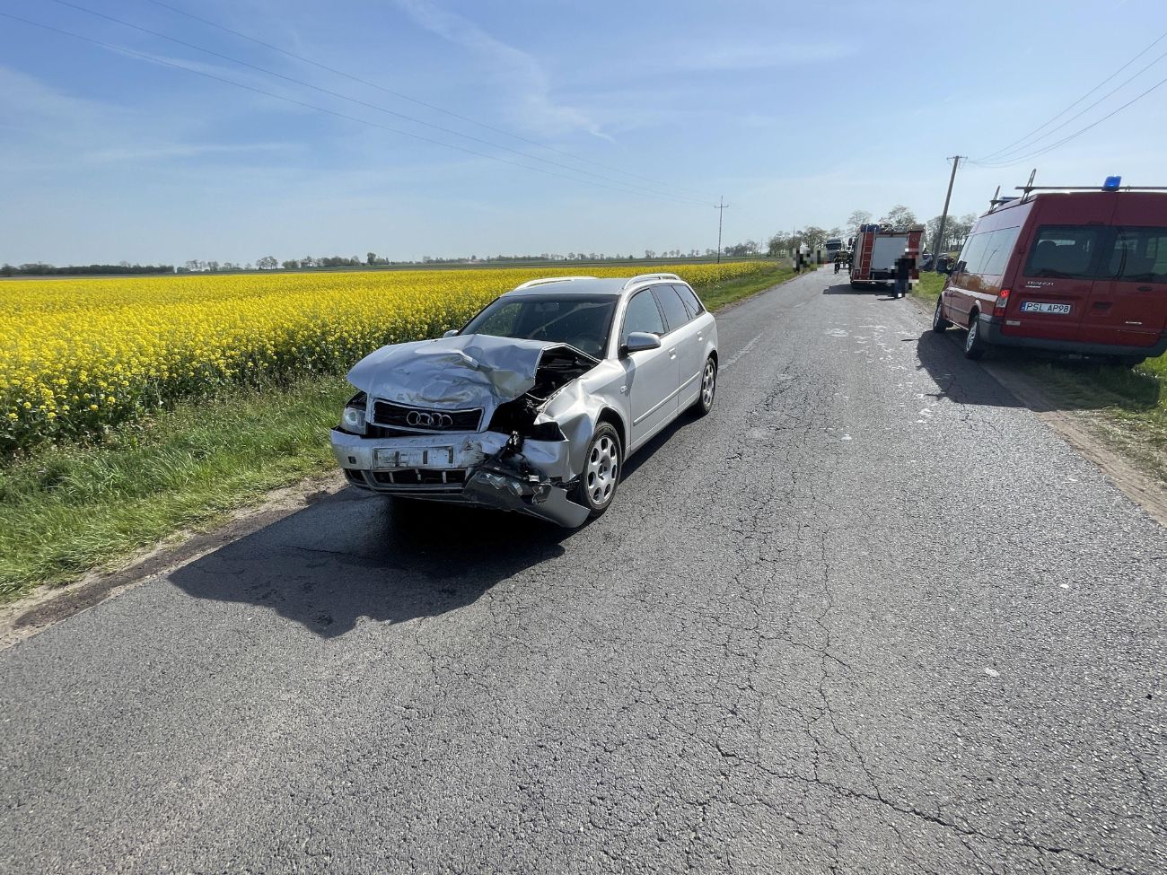 Groźnie w Dołach. Uderzył w słup
