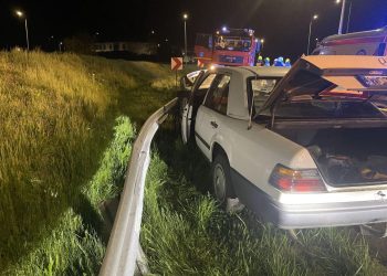 Uderzył w bariery. Jedna osoba w szpitalu