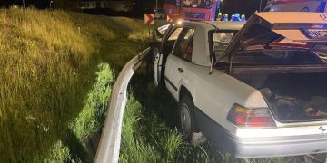 Uderzył w bariery. Jedna osoba w szpitalu