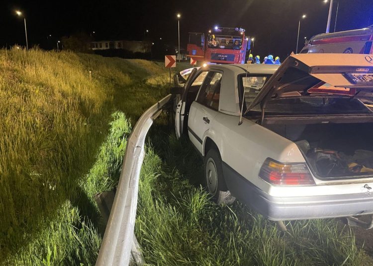 Uderzył w bariery. Jedna osoba w szpitalu