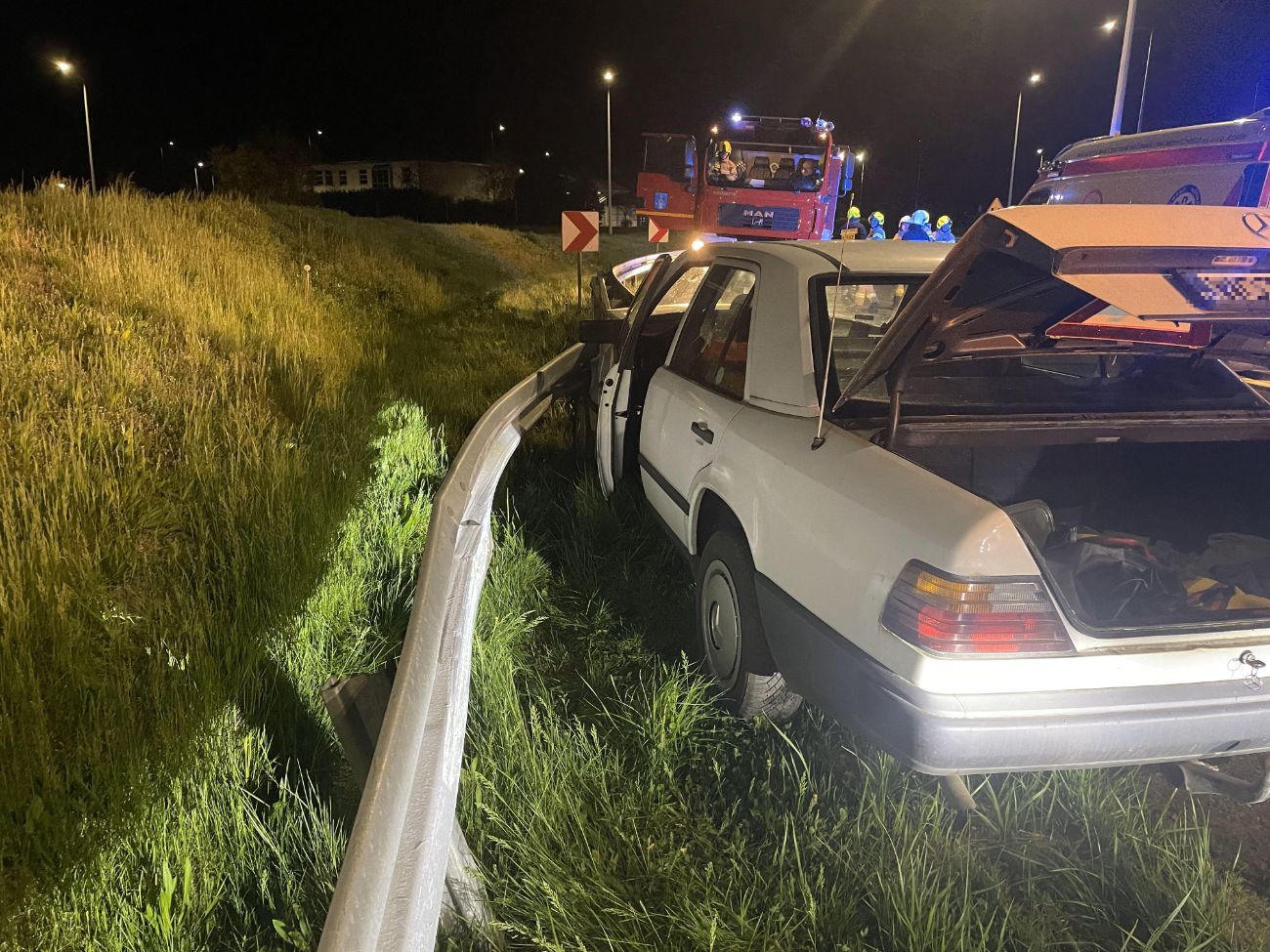 Uderzył w bariery. Jedna osoba w szpitalu